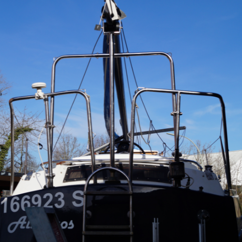 Erleichtern Sie Ihre Segelerfahrung mit der Neptun Heckstütze für Mast. Das Bild zeigt die robuste Edelstahlkonstruktion, die höhenverstellbare Funktion und die wetterbeständige Kunststoffrolle. Die einfache Montage am Heckkorb mit 4 Drehgelenklaschen ohne Bohren ermöglicht eine flexible Anpassung an jedes Neptun Segelboot