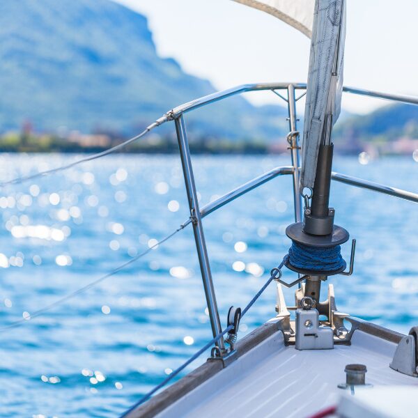 Segelboot auf blauem Wasser, bereit für den Frühling, mit Fokus auf hochwertigem Zubehör für die neue Saison