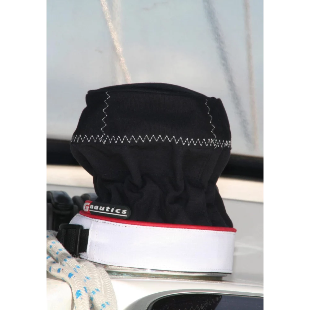 G-Nautics Winsch-Abdeckplane aus Acryl-Canvas in Schwarz auf einer Winsch an Bord