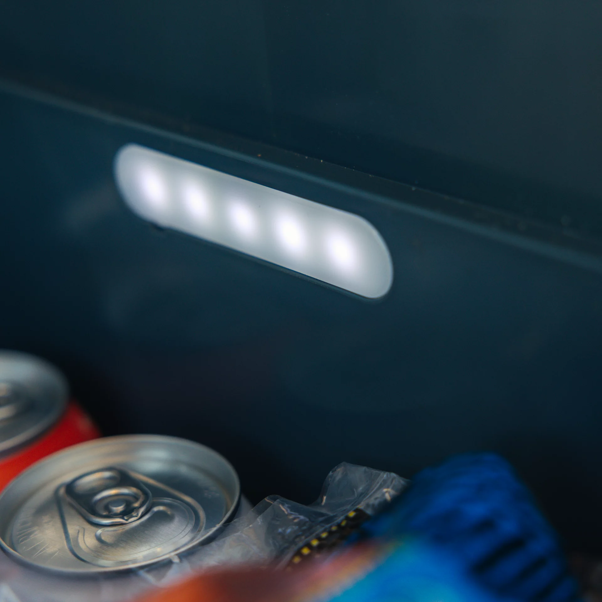 Dometic CFX2 57 Tragbare Kompressorkühlbox – 57 Liter, 12/24V & 230V Dometic CFX2 Kompressorkühlbox – integriertes LED-Licht im Innenraum