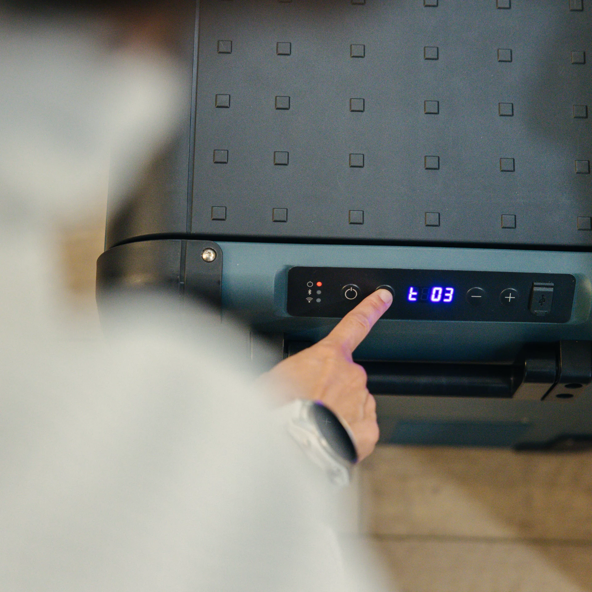 Dometic CFX2 57 Tragbare Kompressorkühlbox – 57 Liter, 12/24V & 230V Dometic CFX2 Kompressorkühlbox – digitales Display mit Dimmfunktion und USB-Anschluss