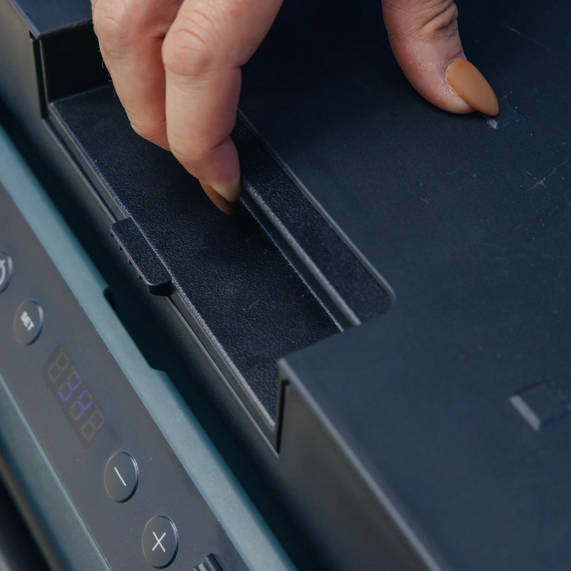 Dometic CFX2 57 Tragbare Kompressorkühlbox – 57 Liter, 12/24V & 230V Dometic CFX2 Kompressorkühlbox – intuitive Verriegelung, einhändig zu öffnen
