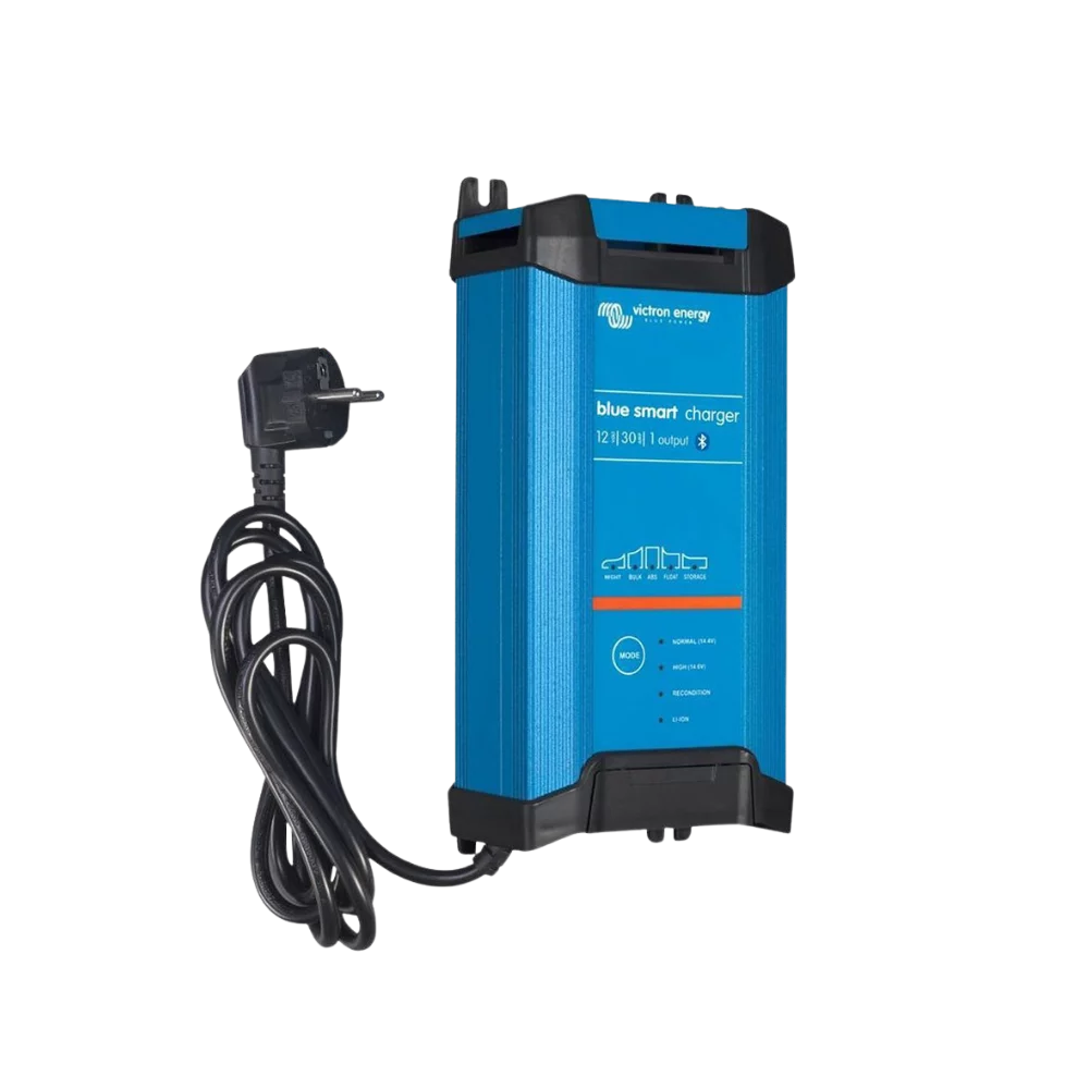 Victron Blue Smart IP22 Ladegerät 12V mit Bluetooth – Frontansicht mit Netzkabel